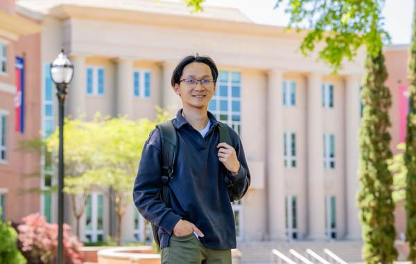 Paul Nguyen, 十大玩彩信誉平台工程和音乐专业的学生, 他本科期间在蛋白质生物物理学方面的研究获得了2024年戈德华特奖学金.
